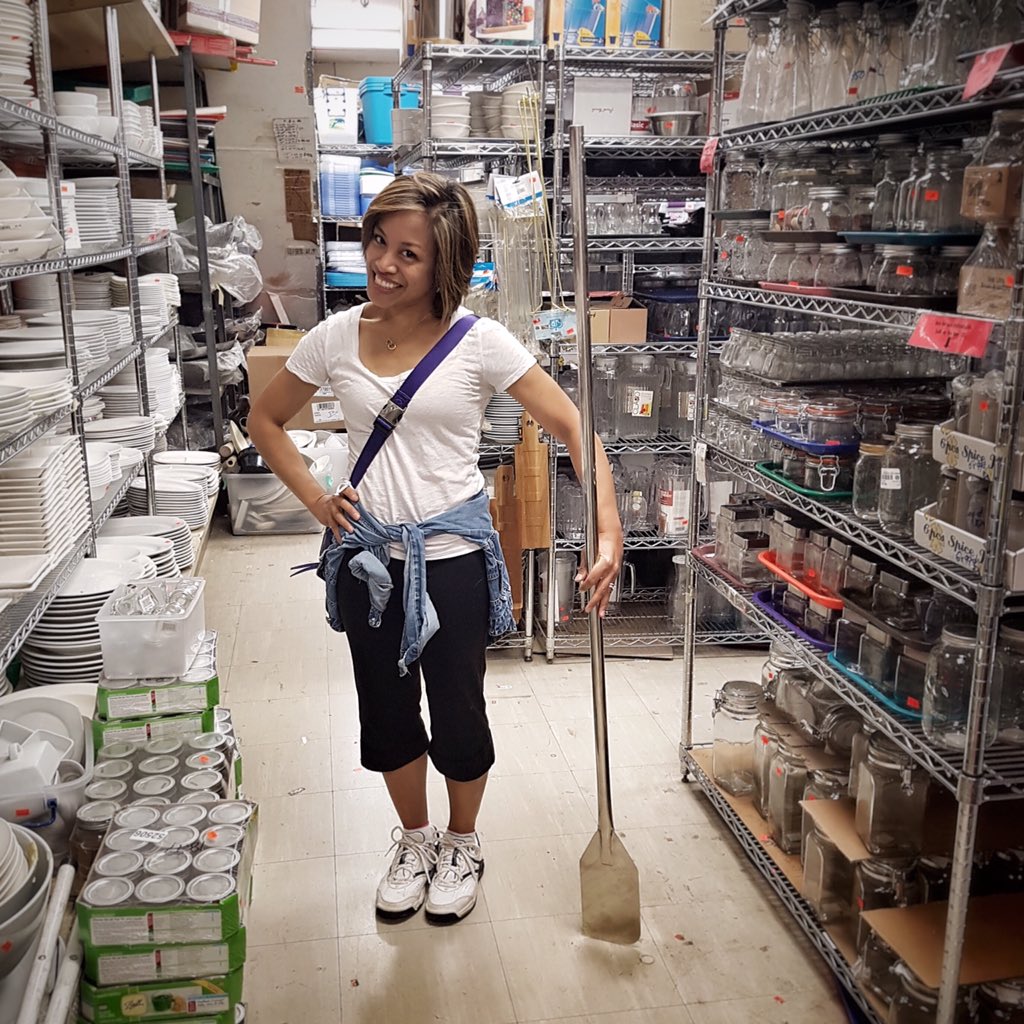 SharonANavarro's tweet photo. Finding a kitchen utensil taller than me. #shortgirlwins @foodiesonfoot #teambuildingsuccess https://t.co/izLMmpCQw5