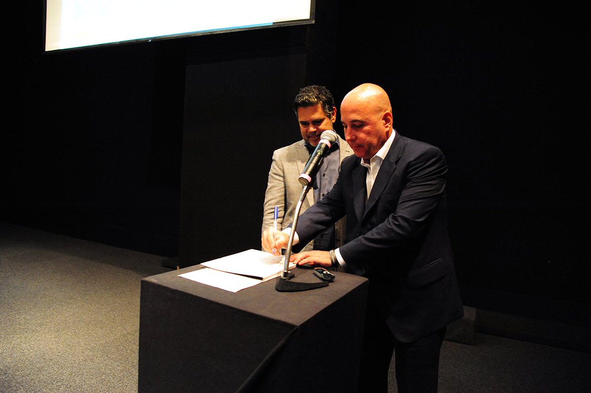 fecomerciorj's tweet photo. Momento exato da assinatura da parceria entre o Sistema @fecomerciorj e o @MuseuArteRio! #PartiuMar https://t.co/XLE9H1oQ9u