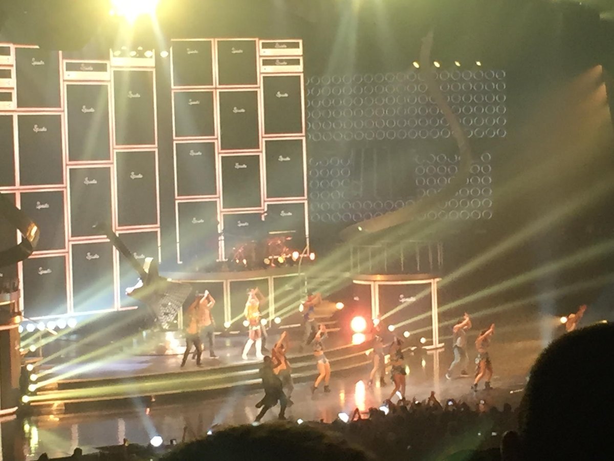 Packwide's tweet photo. It's Britney B***ch #allsandnobeach https://t.co/Hkm7Zuvv3B