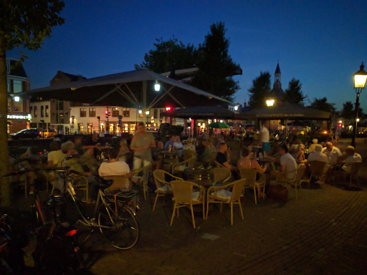Gezellig volle bak voor de deur. Iedereen is aan het genieten van het lekkere weer.