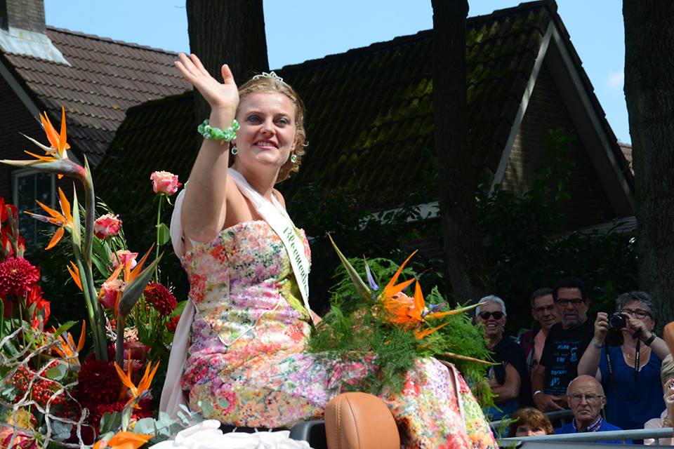 Gezocht: Bloemenkoningin 2017 Lees meer op: bloemencorsoleersum.nl/blog/