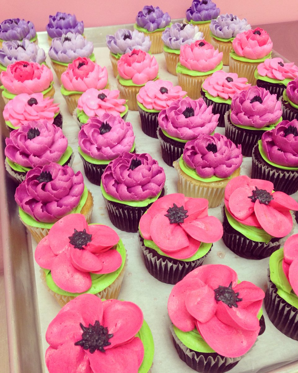 whiteflowercake's tweet photo. Sweet buttercream deliciousness! 😛😛😛😛 https://t.co/uKaZaLrlQa