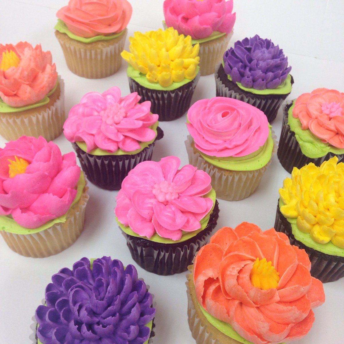 whiteflowercake's tweet photo. Sweet buttercream deliciousness! 😛😛😛😛 https://t.co/uKaZaLrlQa