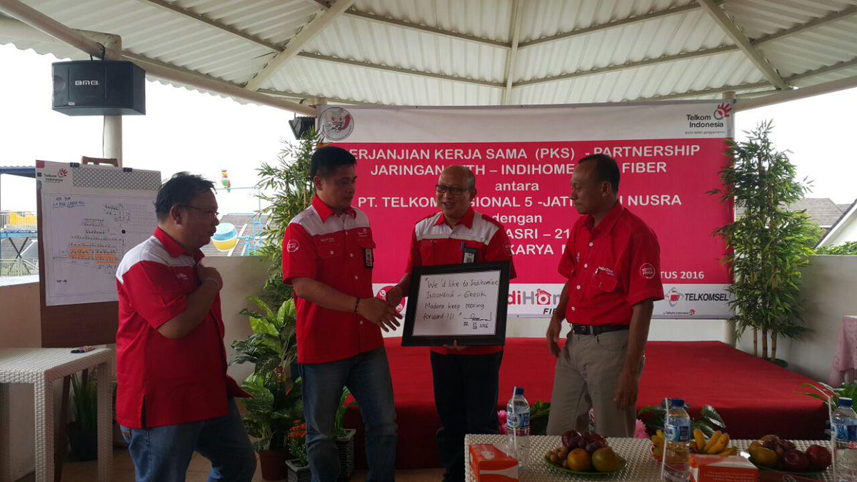 xhaka011's tweet photo. @parwi66 
@_funtastic5_ 
#TelkomFuntastic5
#GEMATREG5 Penandatangan PKS Partnership Perumahan Ladiva Witel GEMA https://t.co/SNuSkv7POz