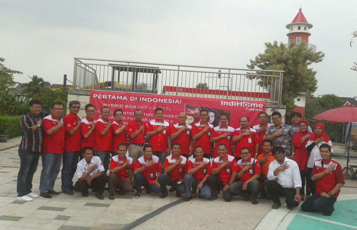 xhaka011's tweet photo. @parwi66 
@_funtastic5_ 
#TelkomFuntastic5
#GEMATREG5 Penandatangan PKS Partnership Perumahan Ladiva Witel GEMA https://t.co/FTd7eUOc0D