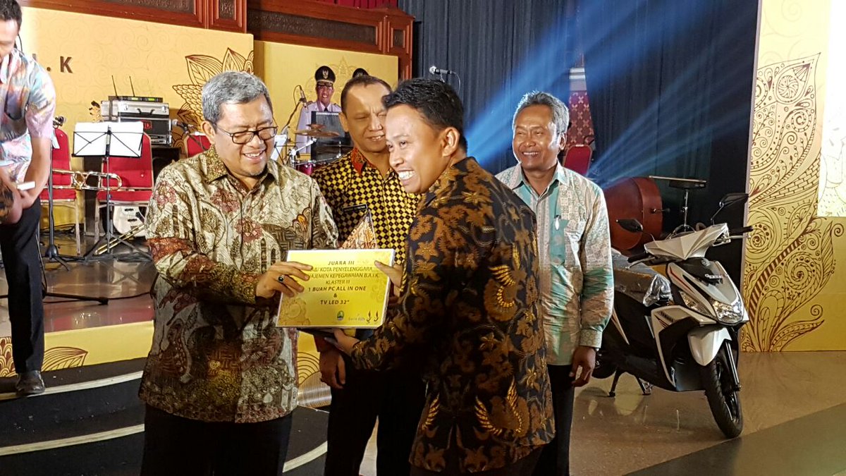 Sekretaris BKD <a href="/SupianSuri/">supian suri</a> 
Menerima penghargaan dri <a href="/aheryawan/">Ahmad Heryawan</a>  Juara 3 Penyelenggara Kepeg Kab/Kota klaster 3.