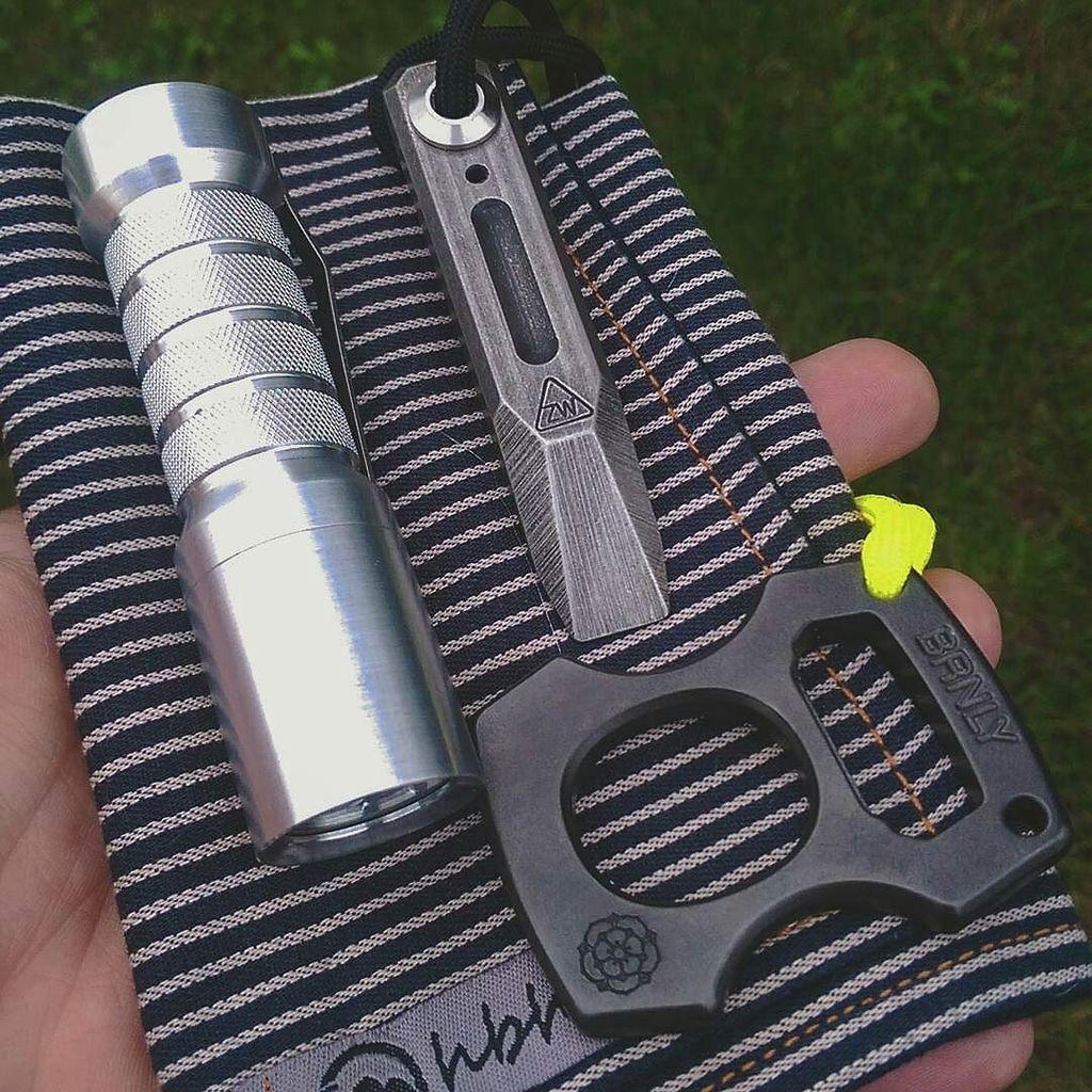 EnvyWatches's tweet photo. From @steppin_raz0r - #okluma #tinydc #flashlight #burnleyknives #cypop #zachwood #prybar… https://t.co/g1qW9xxHuB https://t.co/wKTXudhtdF