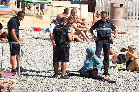bakbaaka's tweet photo. Liberté, égalité, fraternité ? 

-déshabiller . https://t.co/kRx6JK5Urz