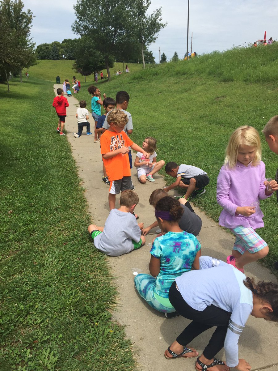 mrsbenne's tweet image. My @FVFirebirds1 1st gr. Ss are becoming quite the little scientists! Rock hunt today! #bpsne #learninghandson