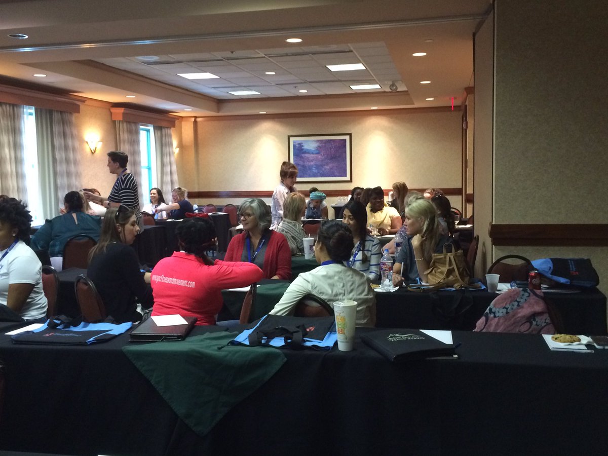 arhomevisiting's tweet photo. More great model-specific meetings @ #AHVN2016 Conference! @NatlPAT @HFAatPCA @NFP_nursefamily @HIPPYUSA #FBBH https://t.co/jIc9SNrIs8