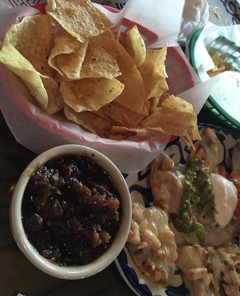 Jerseyfamilyfun's tweet photo. This might be our third serving of salsa at @chevysfreshmex #chevysfreshmex #chefselections https://t.co/1xbF7B2yxa https://t.co/uxhBDvM01H