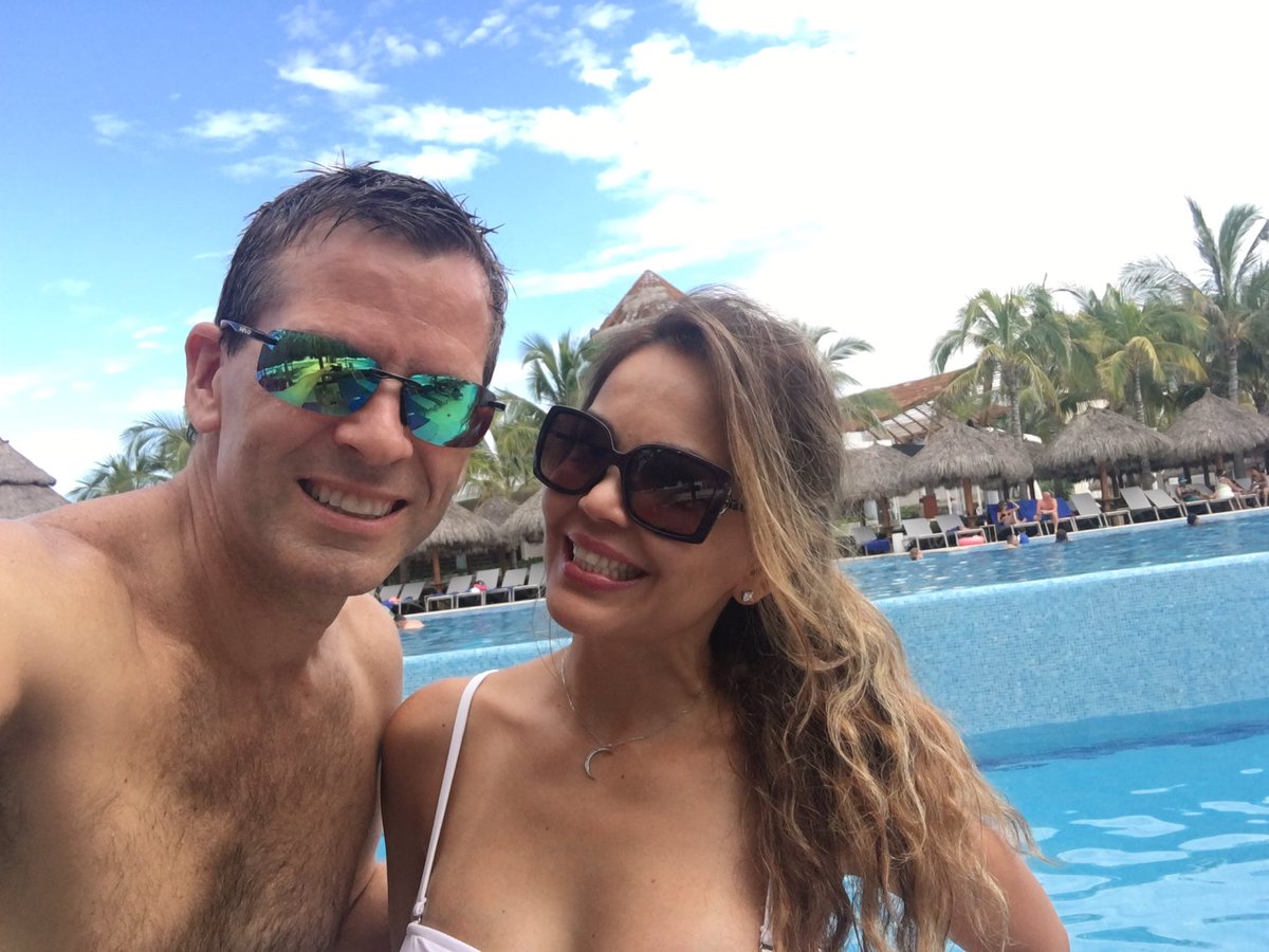 TomMatz's tweet image. Relaxing in Puerto Vallarta before we meet with the local group. 😎😎👍👍