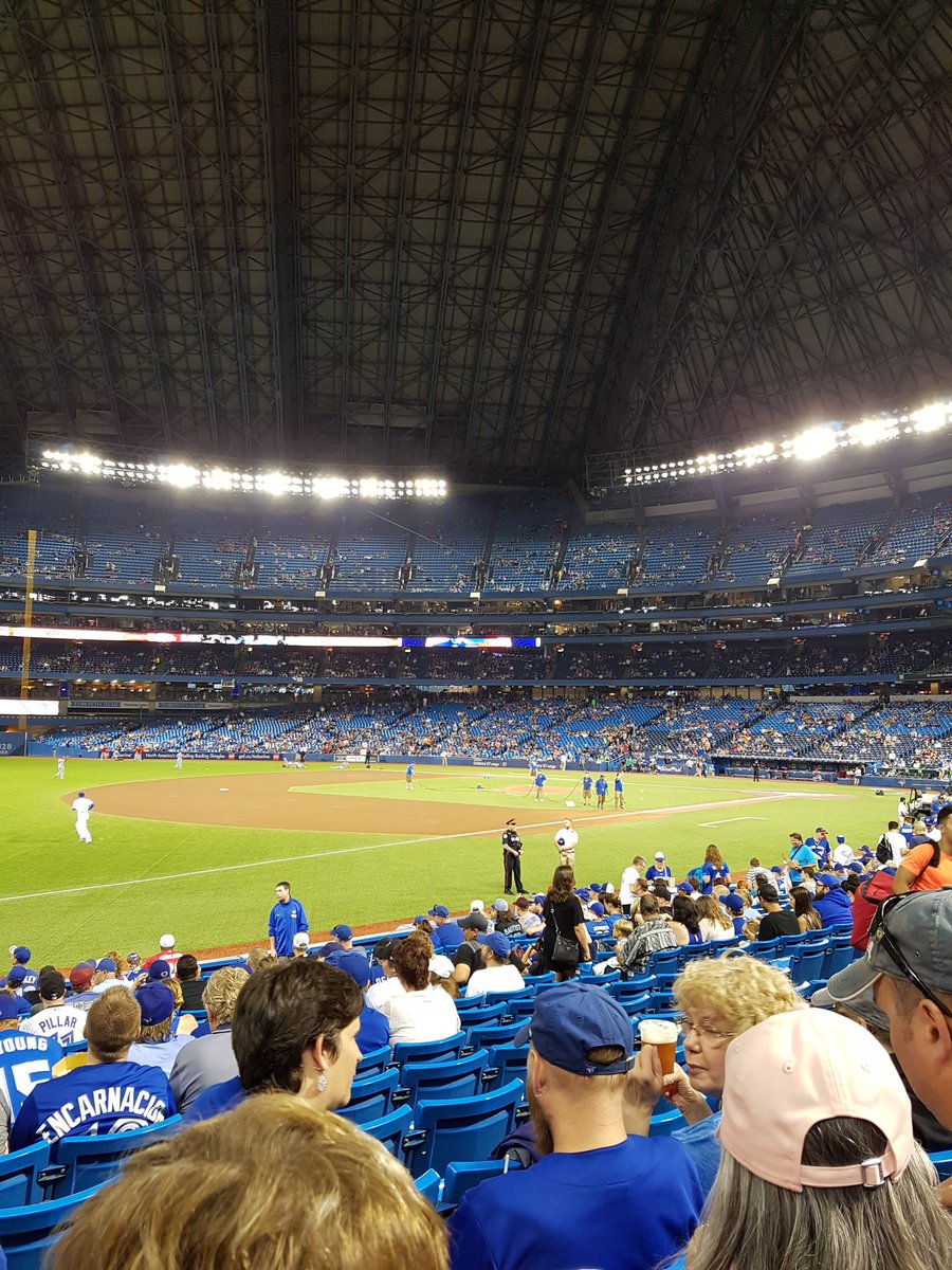 roygdrake's tweet image. Entertainment for tonight