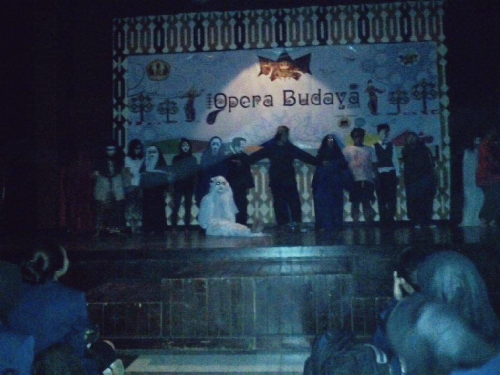 OperaBudayaFIB's tweet photo. Penampilannya serem tapi seru deh. Ya kan, Pramuda? https://t.co/fbHEhsDrlp
