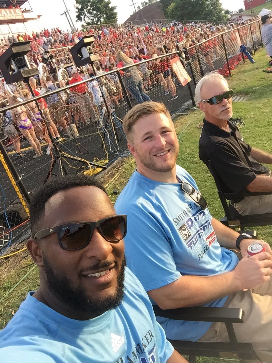 SmithnHammaker's tweet photo. Pre game right before kick off at #smithandhammaker #rivalrythursday https://t.co/jEo0fAolWo
