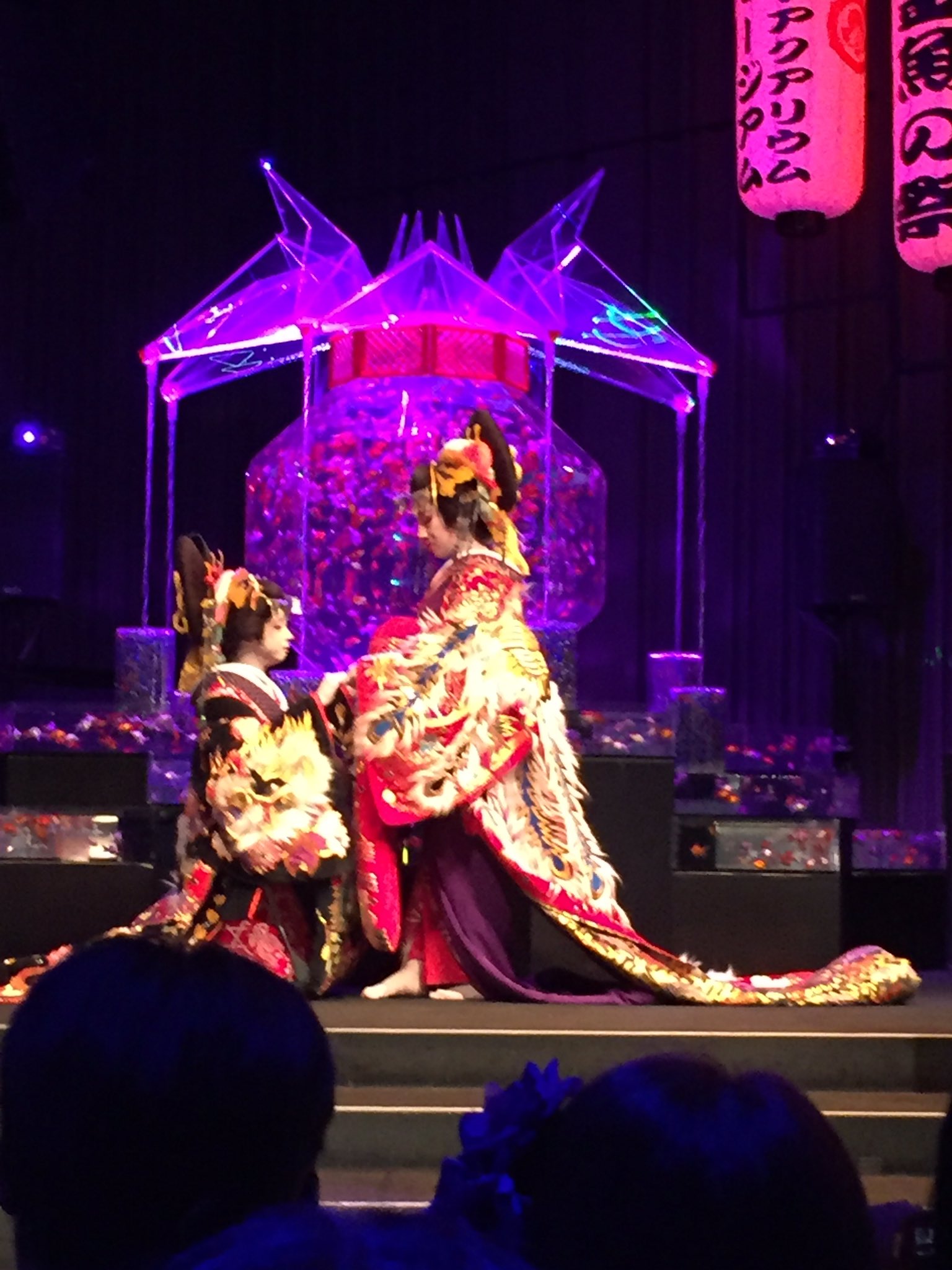 萌 しゅみこ 昨日アートアクアリウムの花魁ナイト 縁 に行ってきました スマホかつ遠いのでズームとかしてたら画質死んでるけど雰囲気だけ 劇団荒城の2人花魁すてきー 萌 しゅみこ 昨日アートアクアリウムの花魁ナイト 縁 に行ってきました スマホかつ遠いのでズームとかしてたら画質死んでるけど雰囲気だけ 劇団荒城の2人花魁すてきー