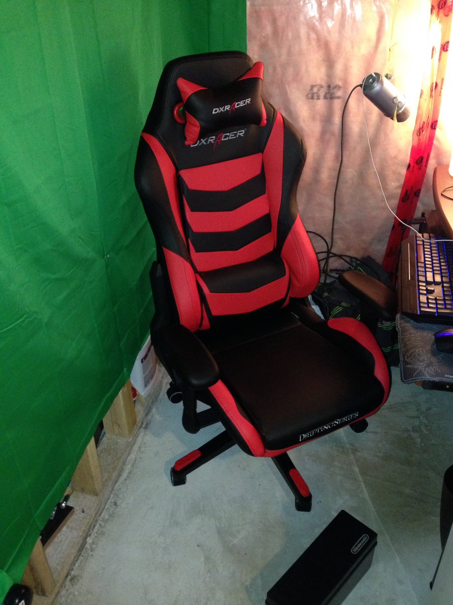 Bloomer4TheWin's tweet photo. Best chair ever! #dxracer #thehypeisreal #streaminginstyle https://t.co/dIHZQhLIxf