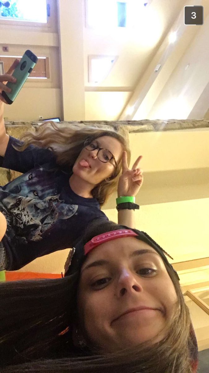 sideof_coleslaw's tweet photo. wow I miss my best friends so much :(( @olivia_ann252 @paigelilley1 https://t.co/LbxRUPnl6P