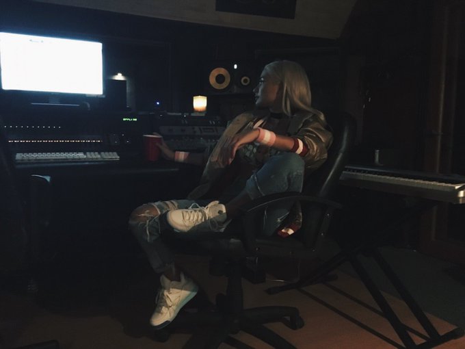 Watch ♕ Pia Mia's leaked NSFW photo on TwXstars