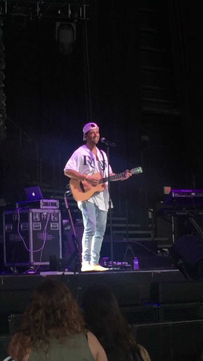 emilyy_molenn's tweet photo. @jakemiller you did so great tonight !! Loved hearing all the new songs 😍 knew every word 💁🏼 https://t.co/D25q8Vcnt0
