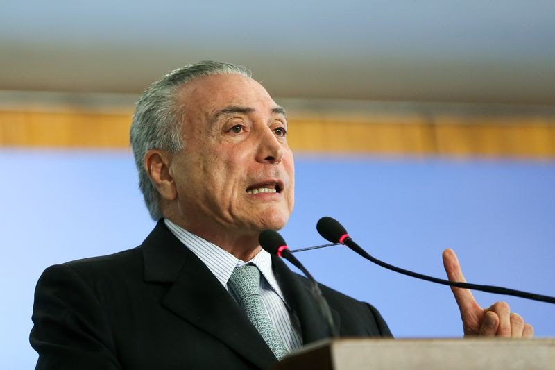 Resultado de imagem para Temer cumprimenta Juan Manuel Santos por acordo da Colômbia com as Farcs