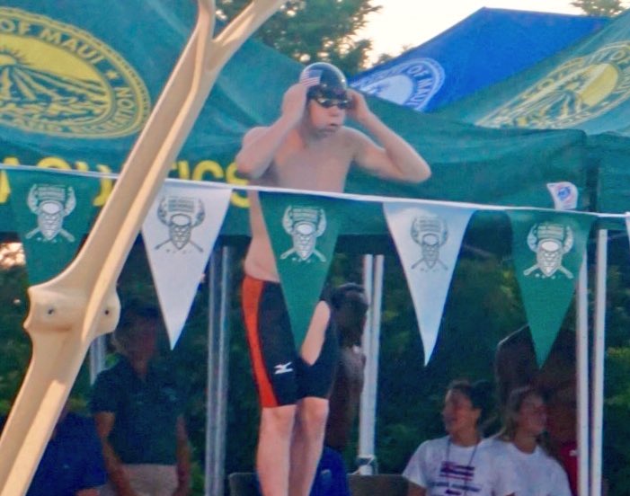 <a href="/seanyboy500/">Sean Grieshop</a> gives new meaning to the term "drag suit" OOPS. That's a hole! 4x200 relay 🇺🇸#JrPanPacs16 <a href="/USASwimming/">USA Swimming</a>