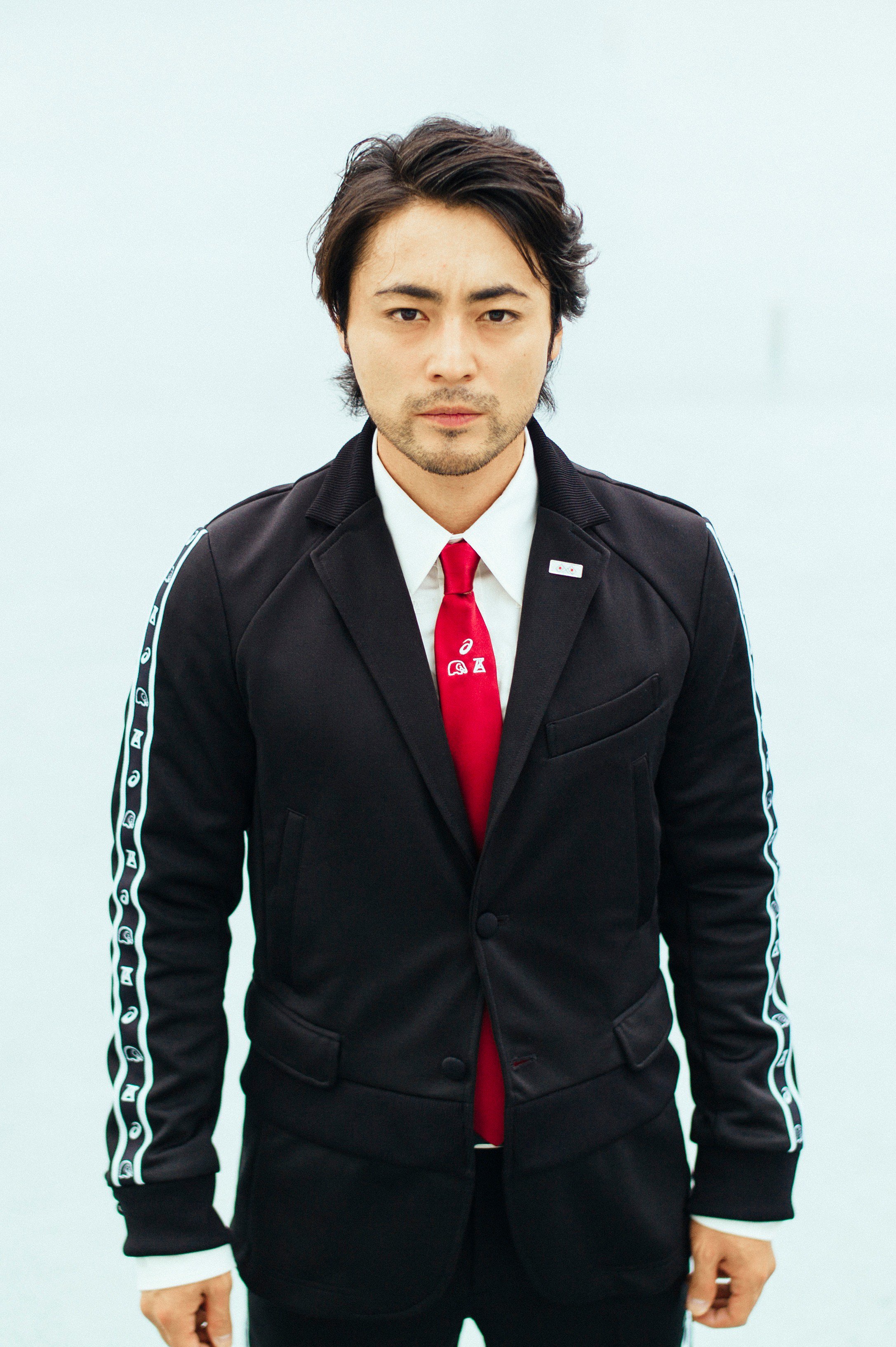 Twitter 上的 Fashion Press 動画 主演 山田孝之がサラリーマン演じる スーツのようなジャージ のpv公開 アンリアレイジ ケイスケカンダ アシックスがコラボアイテム発表 T Co F64giy4i7t T Co Uwrlwxrevr Twitter