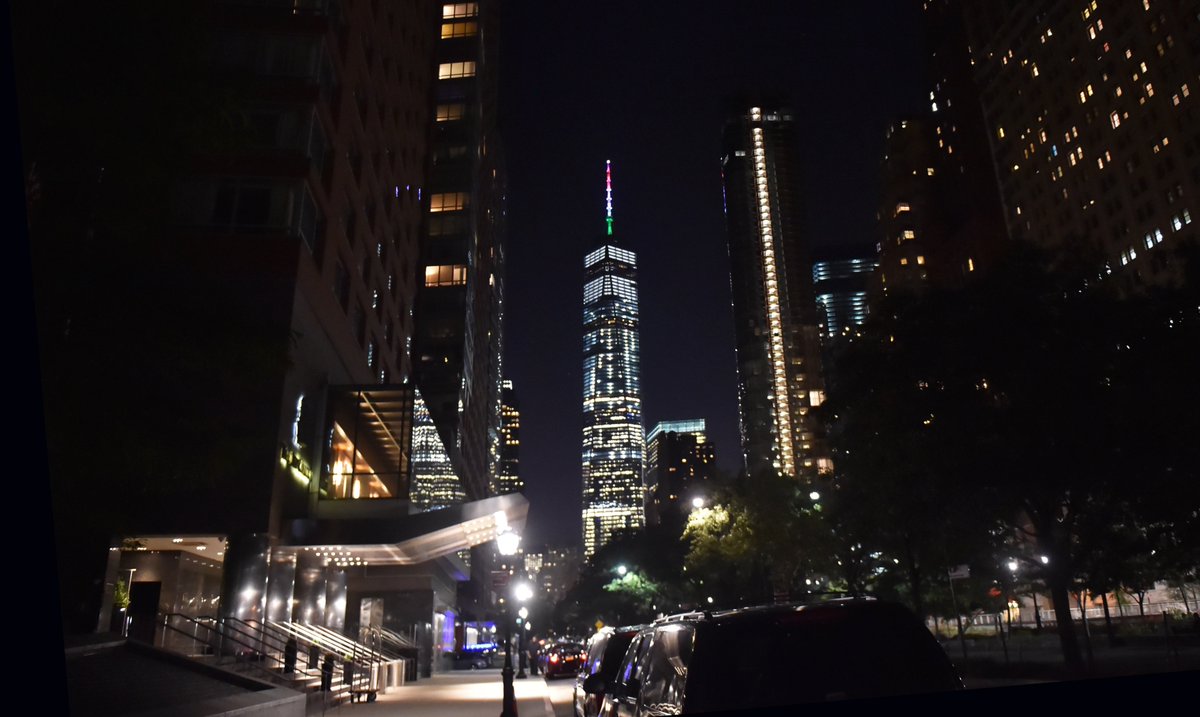 Tricolore sul World Trade Center di New York