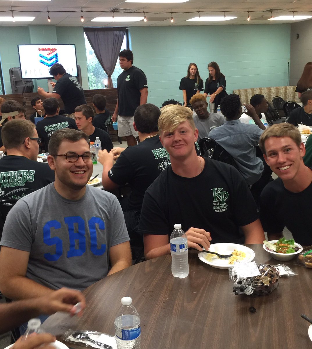 yeagergray2's tweet image. team dinner with  pastor Dylan and @grayson_y78 @SecondStudentsN before first game tomorrow!! Go K-Park