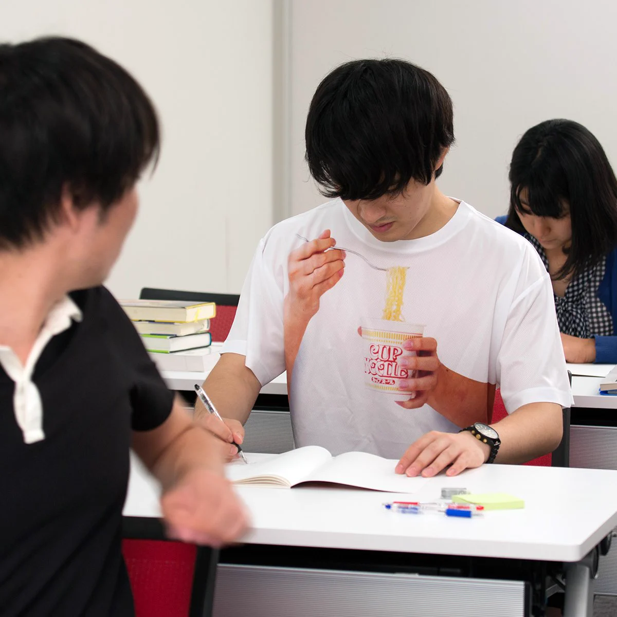 カップラーメン食ってる風Tシャツが面白いｗｗｗいいね！が多ければ作っちゃうかもｗｗｗｗ