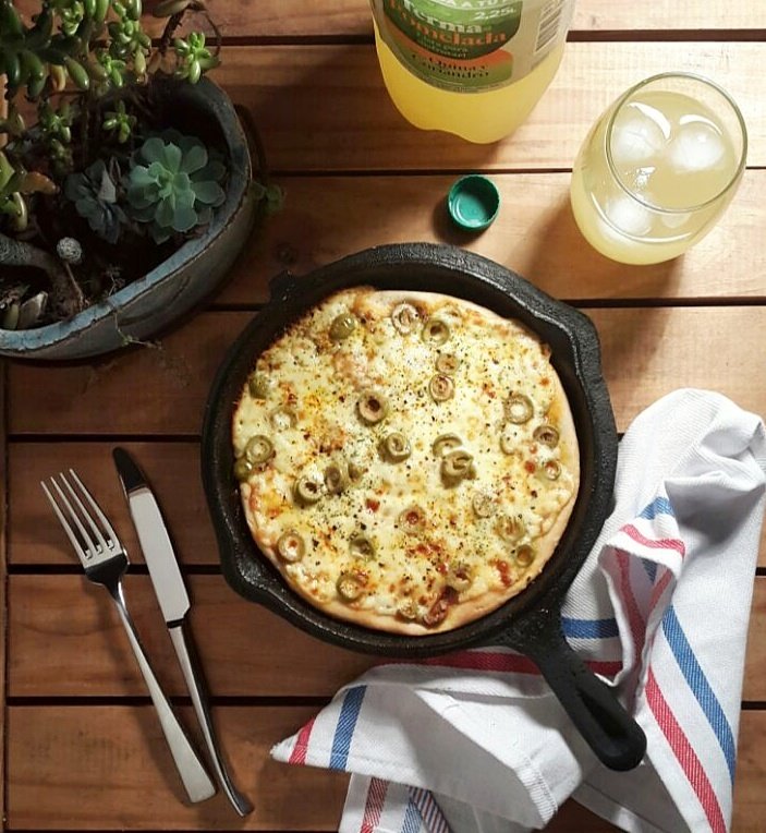 ElGordoCocina's tweet photo. ¡Una muzza con bastantes aceitunas y una pomelada de @TermaArgentina bien fría para la cena de hoy! https://t.co/XfrkL70zJs