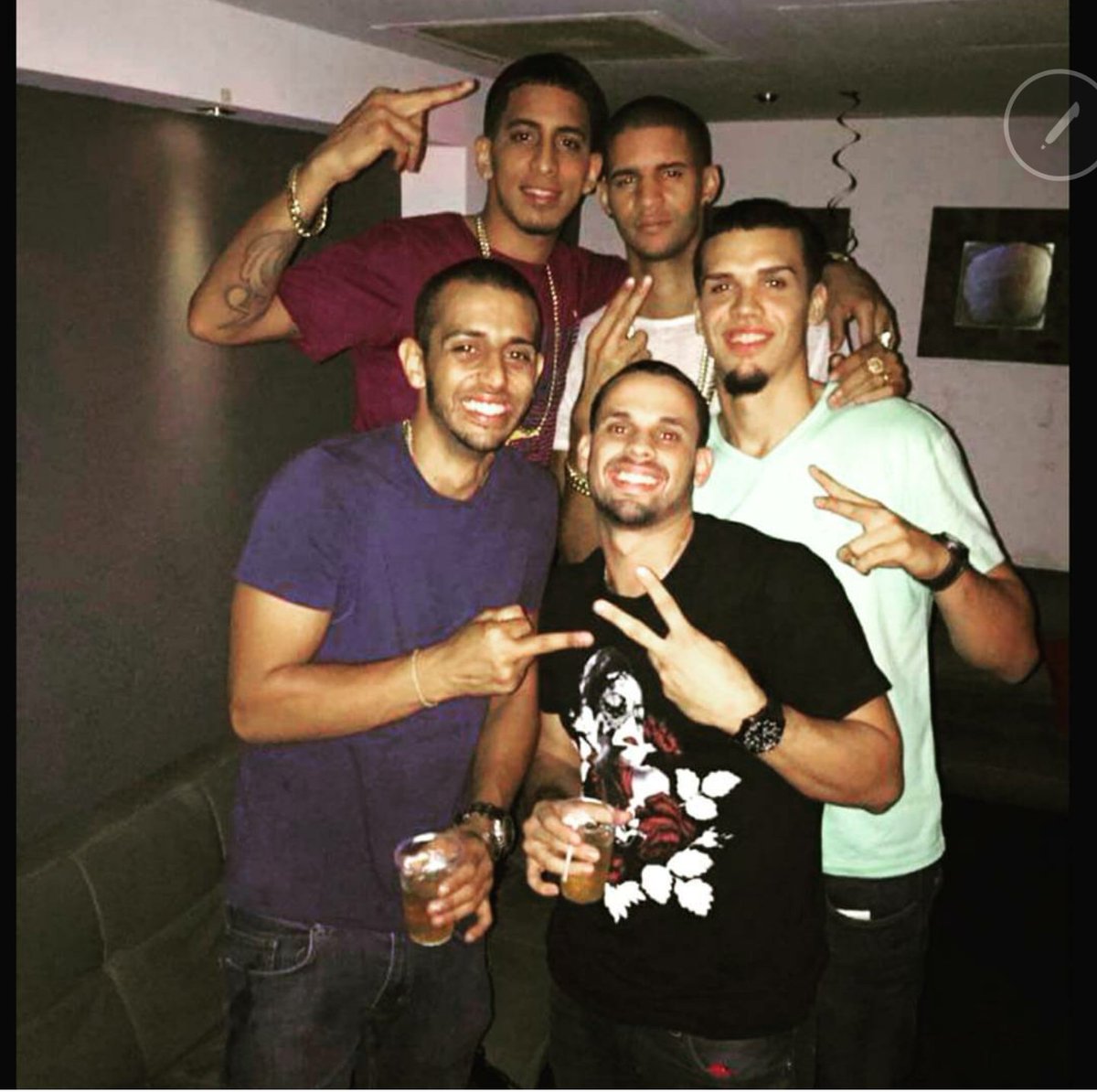 real_juanqui's tweet photo. @pushocpw2 cno me acuerdo si eras el de vino o el de violeta? @CMorganti11 @LeyvaCuba16 https://t.co/7xd5m29ez8