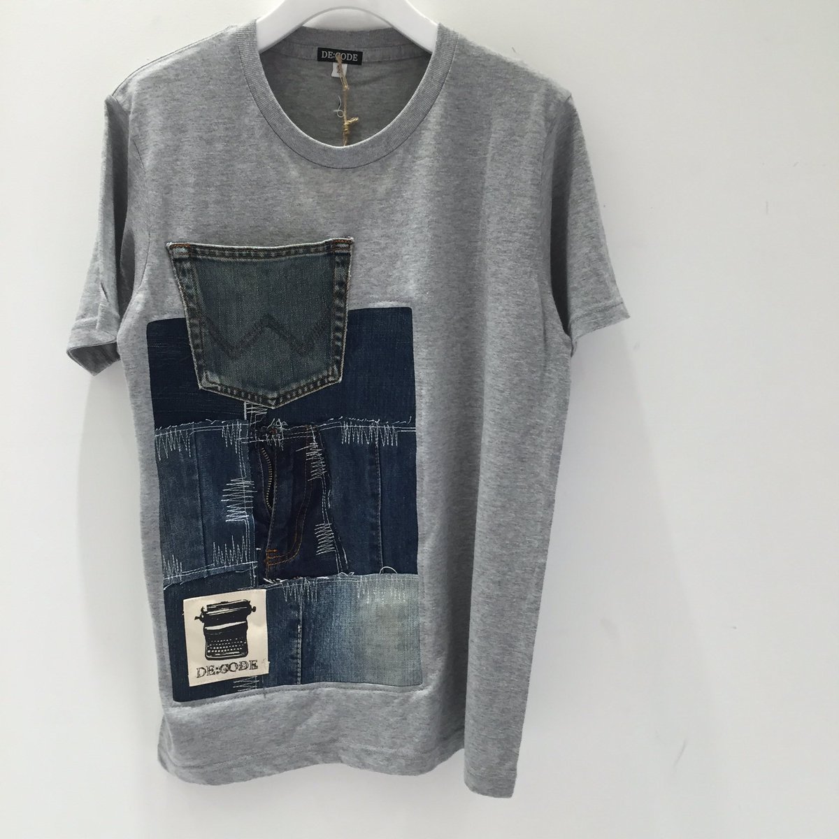 WALL_LABO's tweet image. NEW
入荷後に即完売している
DE:CODE のDENIM Tシャツの長袖と半袖グレーが入荷しました。この時期に嬉しいアイテム。

半袖¥12,000＋TAX
長袖¥12,500＋TAX

@parco_fukuoka