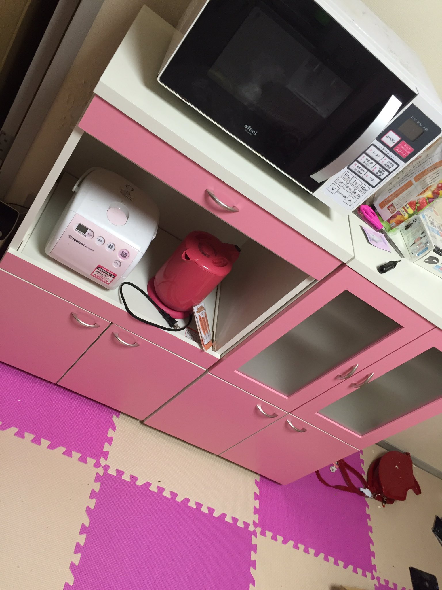 のい 食器棚届いてるんるん W うちはオーブンレンジだけピンクじゃないからなんとかピンクにしたい 炊飯器も美味しいご飯炊けないし変えたさある オーブンレンジはシールとかで変えるとして 炊飯器どうしようか T Co