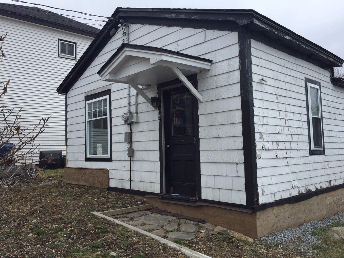 deftonesgrrrl's tweet photo. @Bryan_Baeumler inspired @Xenodius and I to buy a #DisasterDIYπ#FirstHome #CouplesThatBuildTogether @SarahBaeumler https://t.co/99CGSsmUzG