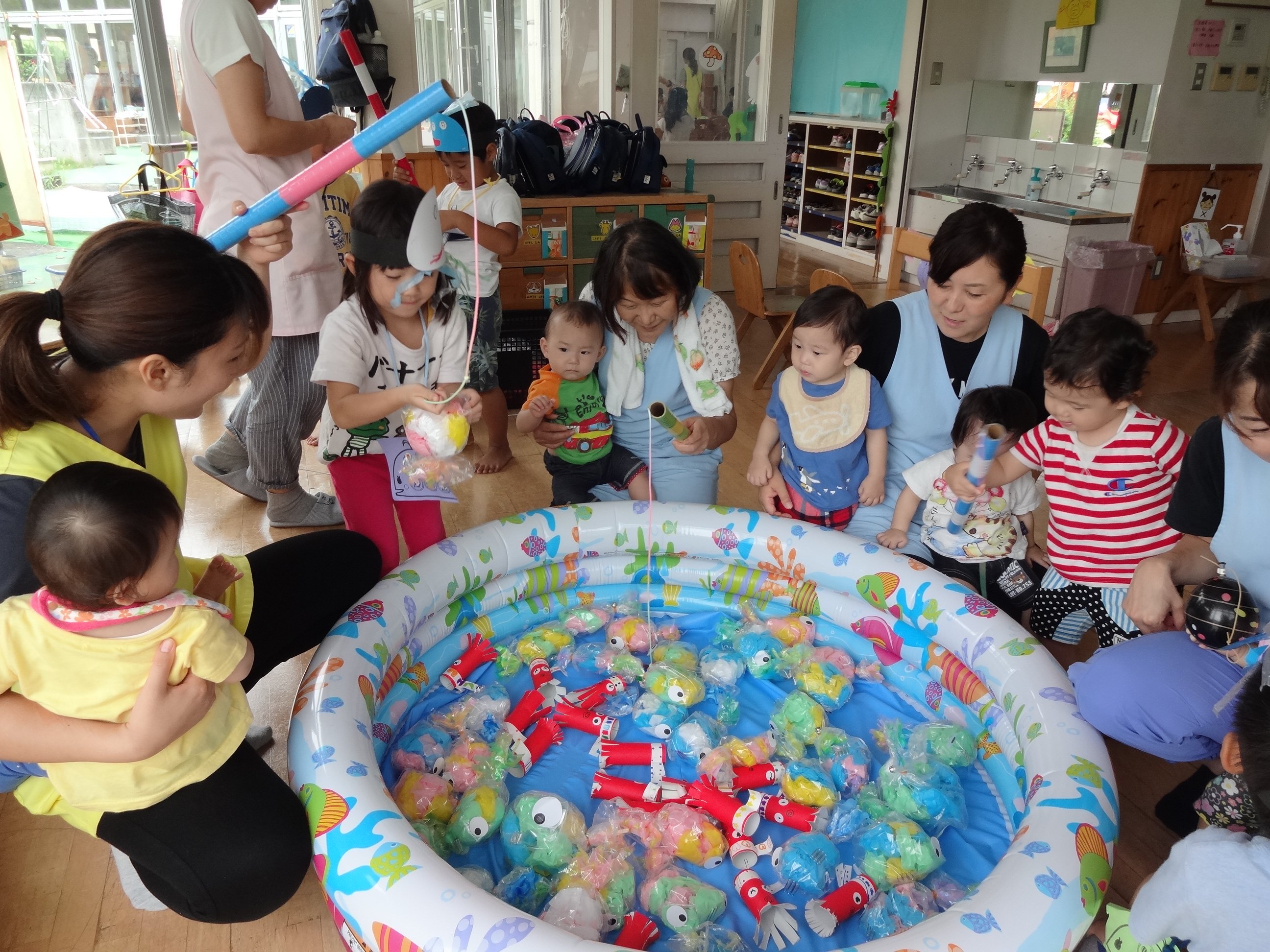 Twitter 上的 クローバー保育園 昨日は縁日ごっこを楽しみました 手作りのお面やさん 魚釣りやヨーヨー釣り 的あてゲームや冷たいお菓子などでお 買い物 園児や地域のお友だちも来てくれて遊ぶことができました 夏がだんだん終わりに近づいてきますね T