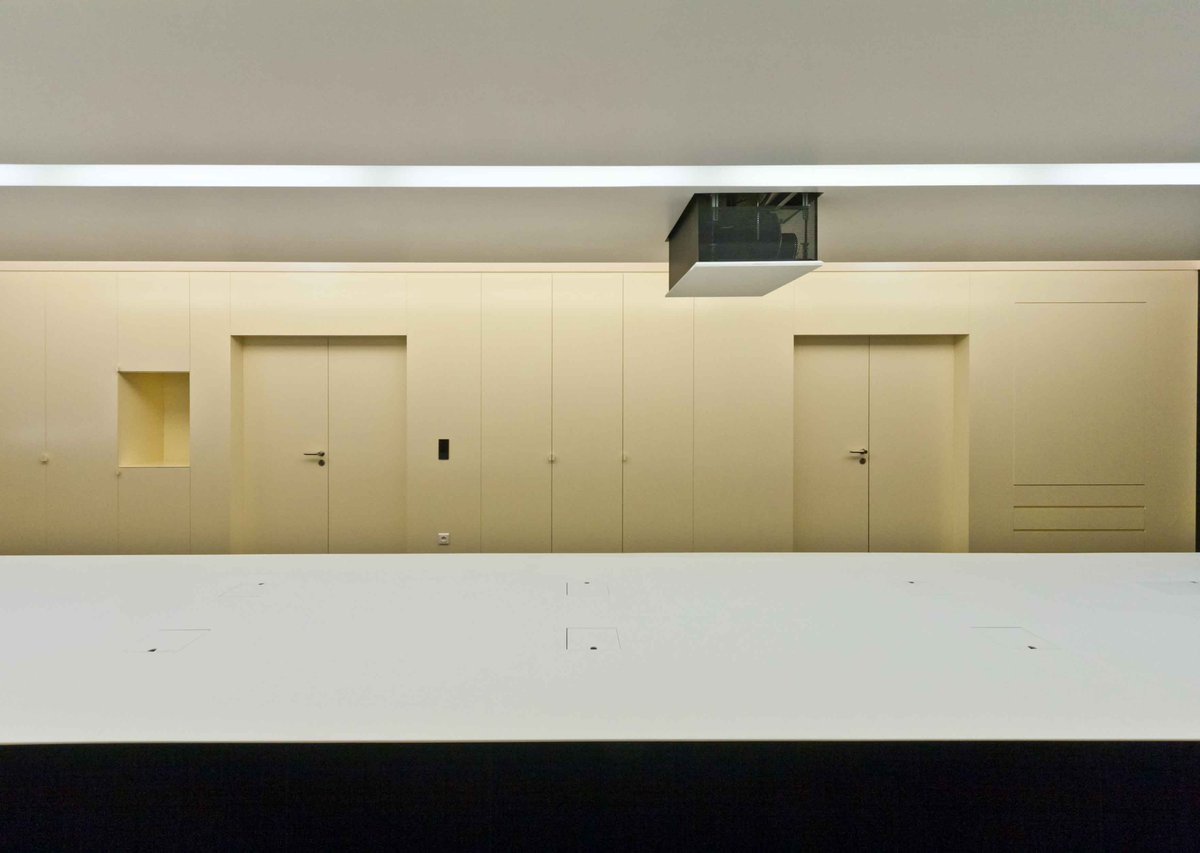 crea_diffusion's tweet image. Réalisation d'une table en Corian pour la salle de réunion du comité produits de Louis Vuitton Paris.