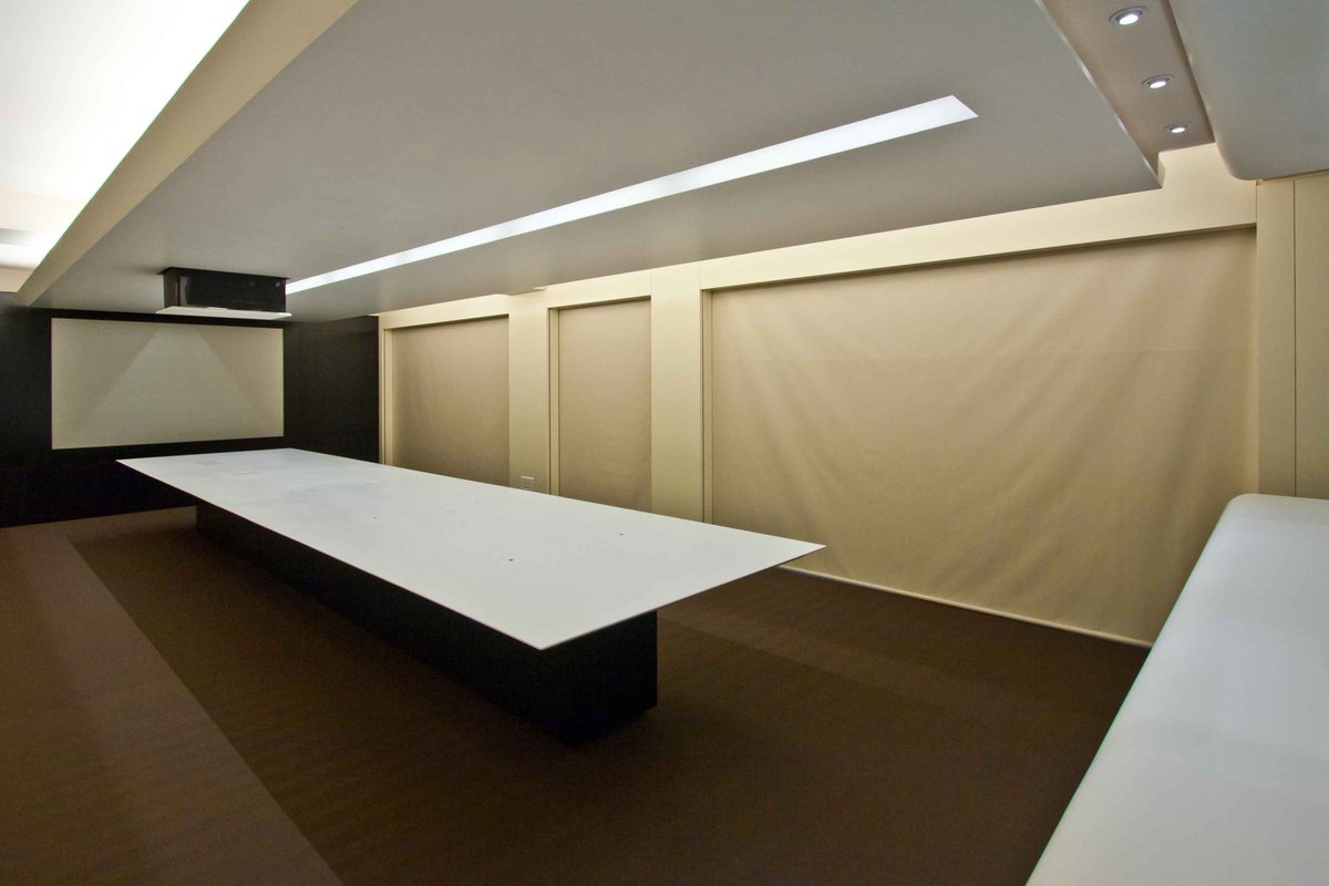 crea_diffusion's tweet image. Réalisation d'une table en Corian pour la salle de réunion du comité produits de Louis Vuitton Paris.