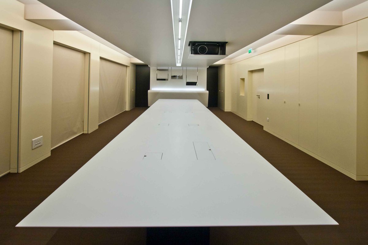 crea_diffusion's tweet image. Réalisation d'une table en Corian pour la salle de réunion du comité produits de Louis Vuitton Paris.