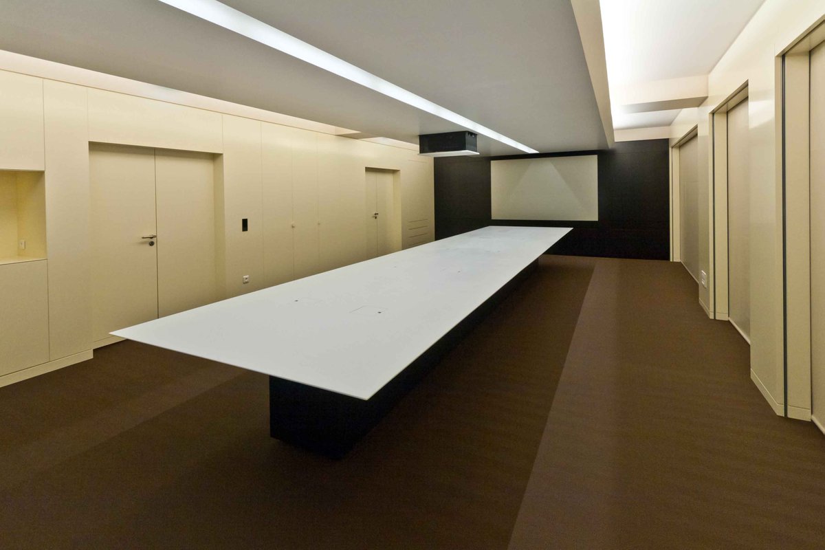 crea_diffusion's tweet image. Réalisation d'une table en Corian pour la salle de réunion du comité produits de Louis Vuitton Paris.