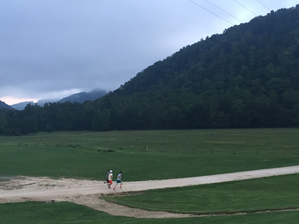 wteffe's tweet image. Reason #537 why I ❤️ ESK. Kids beg to run at dawn in this beautiful setting. #saintscamp #crosscountrytraining #zzzz