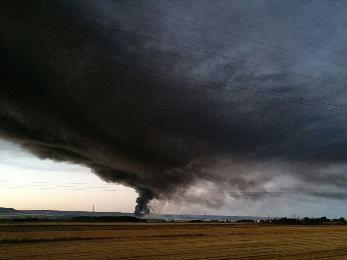 ondacero_alcala's tweet image. INCENDIO #CHILOECHES: Junto a bomberos @ComunidadMadrid y @gobjccm trabajan Agentes Forestales. Alerta #PLATECAM