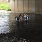 増水したら一発アウトｗ鴨川の川の中でメッチャくつろぐおじ様たちが凄い!