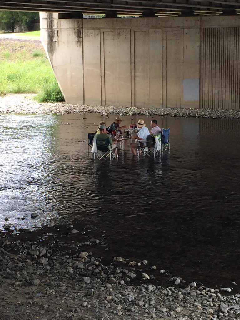 増水したら一発アウトｗ鴨川の川の中でメッチャくつろぐおじ様たちが凄いｗｗｗ