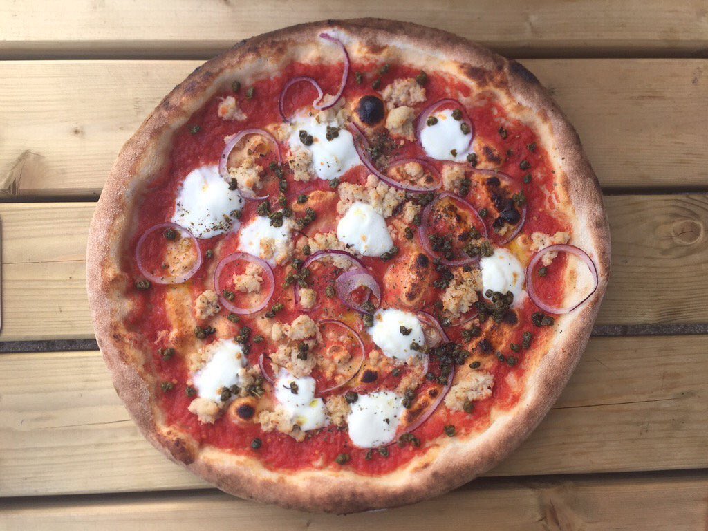 Vegebutcher's tweet image. Home-made Vegetarian Pizza Tonno at Satriale's in Utrecht.With our Vegetarian No-tuna. Mindblowing! #FishFreeFriday