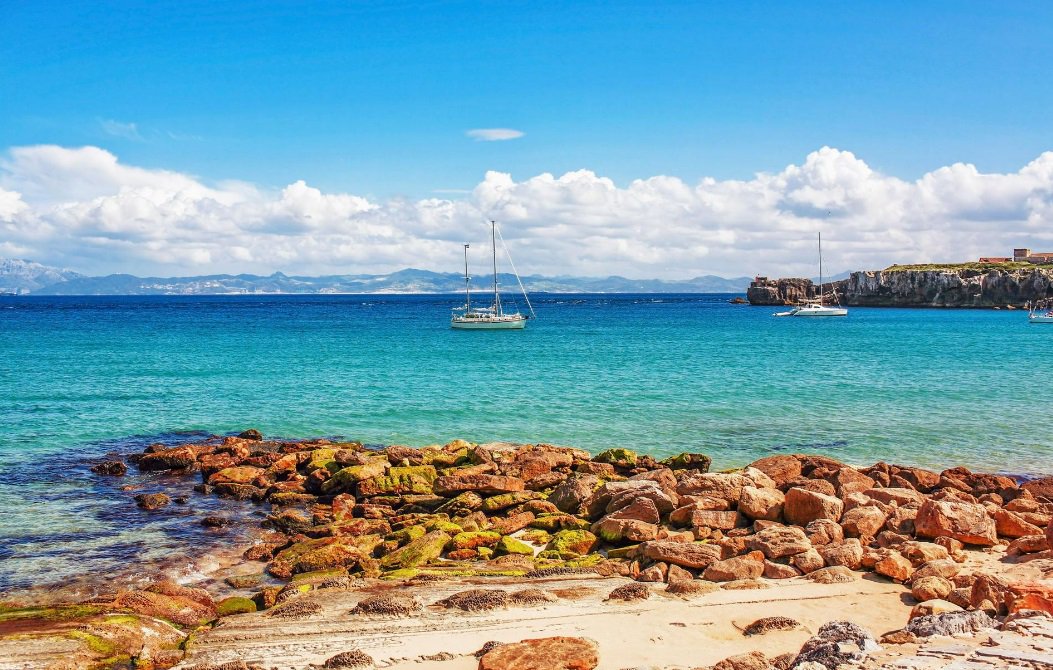¿Playa o piscina? ¡Ambos! Date el último chapuzón en el Hotel Mesón de Sancho. #Tarifa. ow.ly/FIWN303zrVG