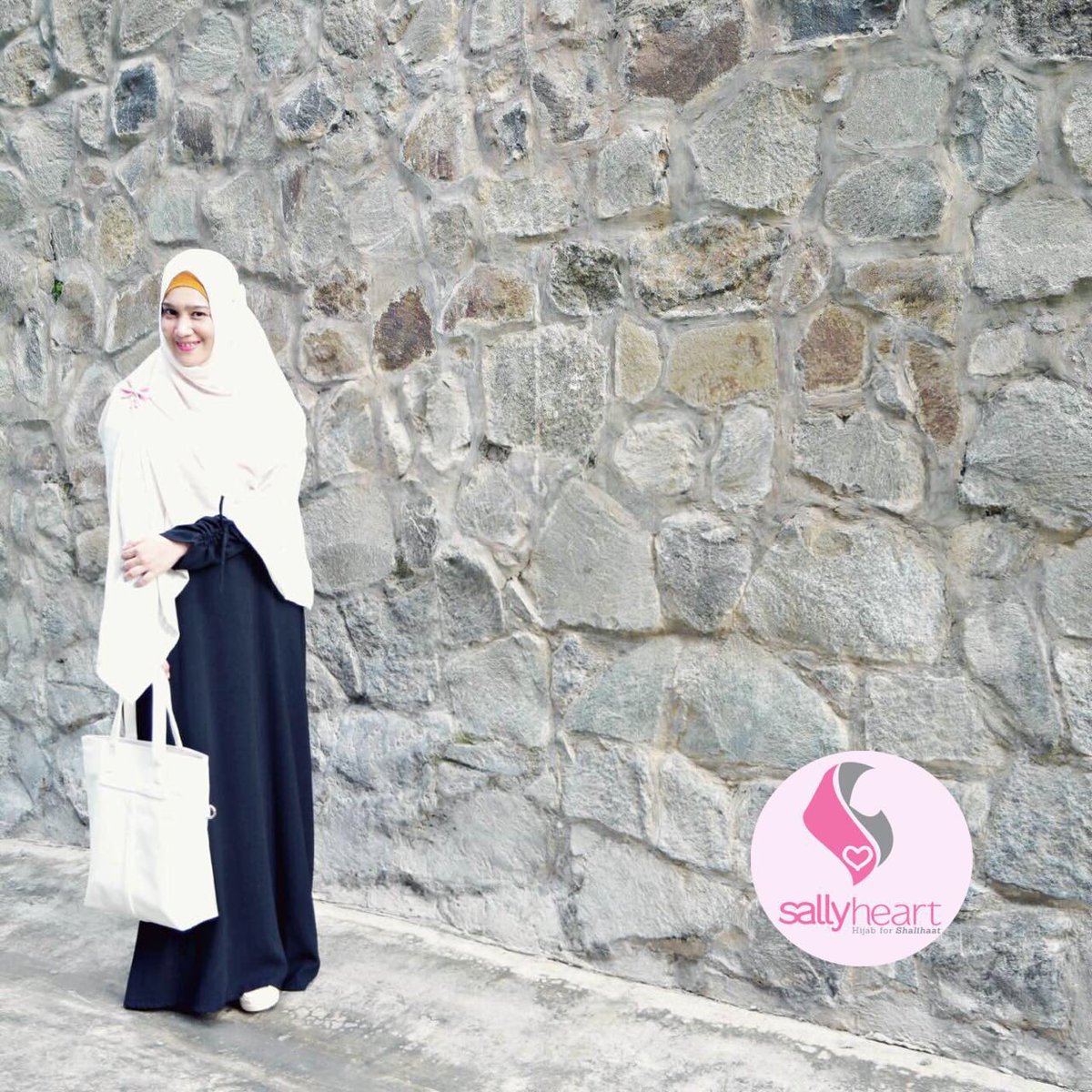 On pict #GamisSabrina Hitam dipadukan dengan #Pasal4 Putih Tulang 😍
Info order 0857.1196.1196/085.612.00.612