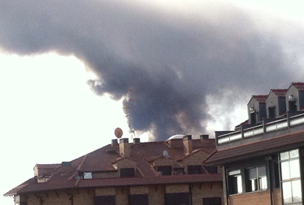 Olga_G_G's tweet image. Nuevo #IFChiloeches provoca nube tóxica. Activado #PLATECAM. #Bomberos de #Madrid y #CastillaLaMancha trabajan en él