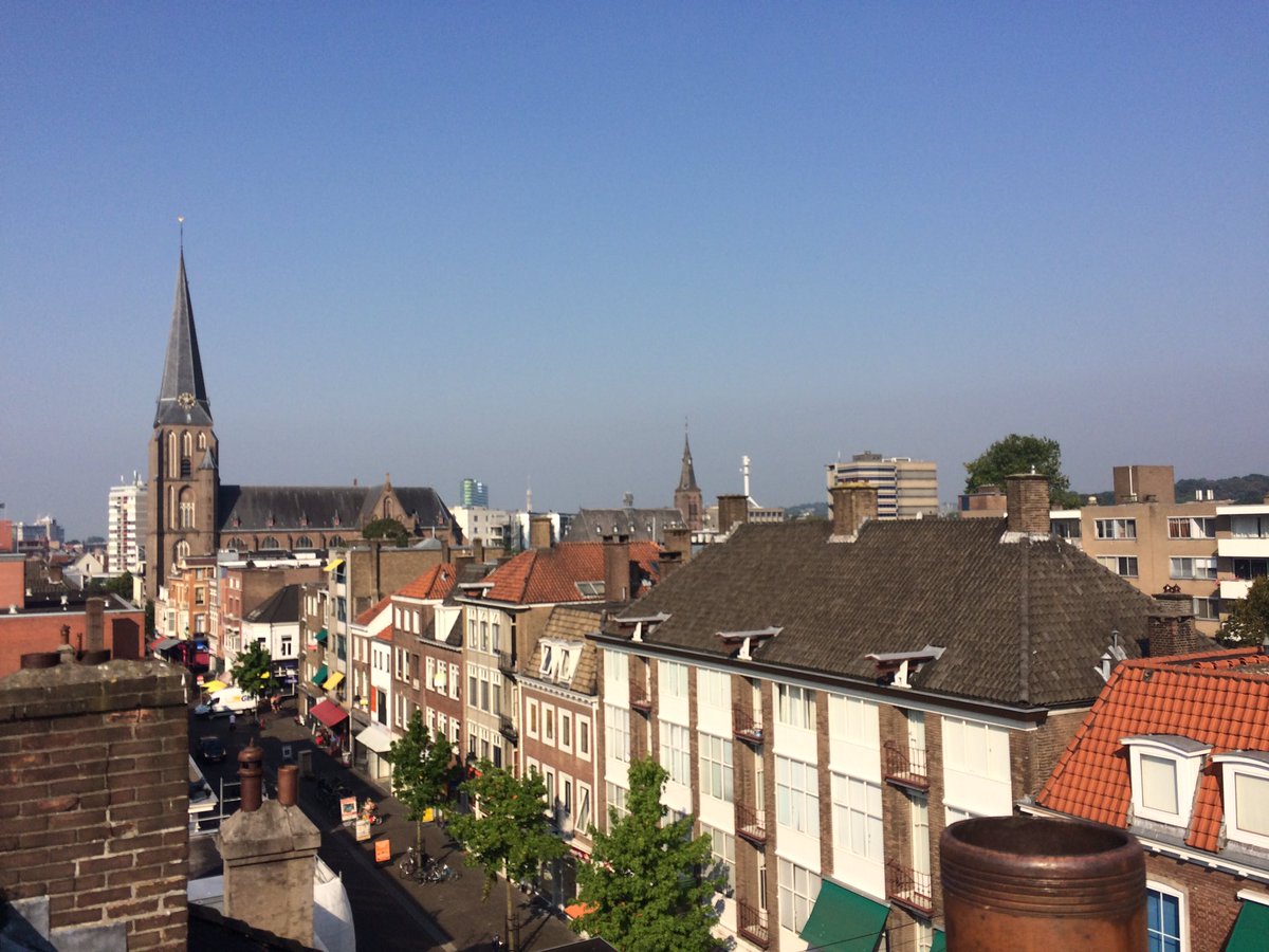 LBoomService's tweet image. Vandaag een keertje wat anders... Maar waar in #arnhem zijn we het dak aan het repareren?
#leliveldboomservice