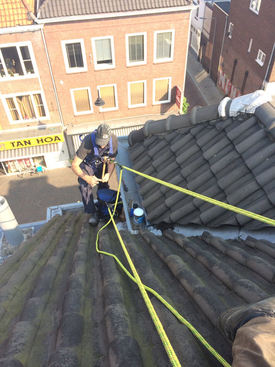 LBoomService's tweet image. Vandaag een keertje wat anders... Maar waar in #arnhem zijn we het dak aan het repareren?
#leliveldboomservice